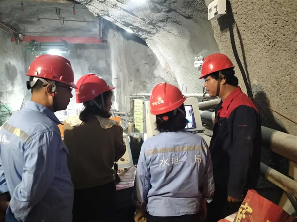 直擊安裝現場｜91视频H下载精工精匠，築起水電係統生產安全堡壘！